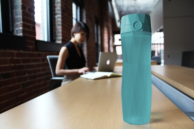 HidrateMe Is A Connected Water Bottle for Snake Oil Lovers